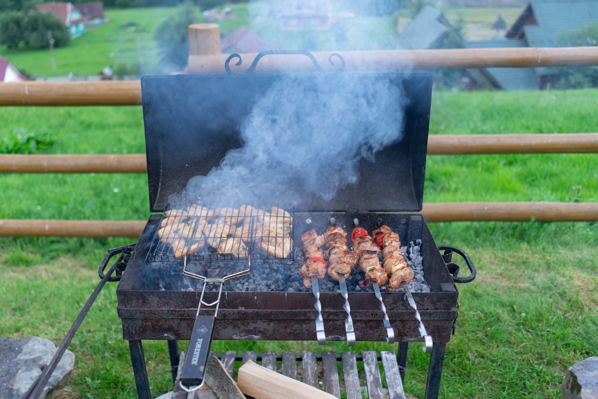 Tomahawk steak op de kamado BBQ - ribeye aan het lange bot reverse sear