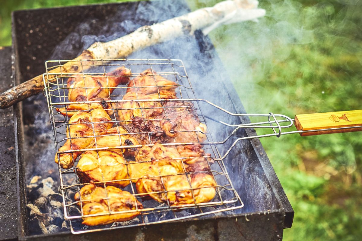 Pulled chicken op de kamado - gerookte kip die van het bot valt