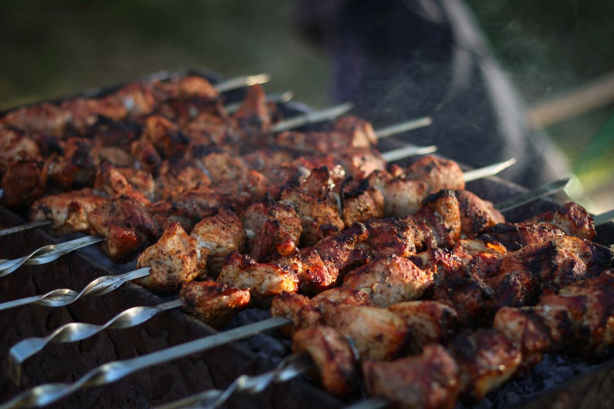 Bavette flanksteak op de kamado BBQ - smaakvolle steak dwars op de draad gesneden