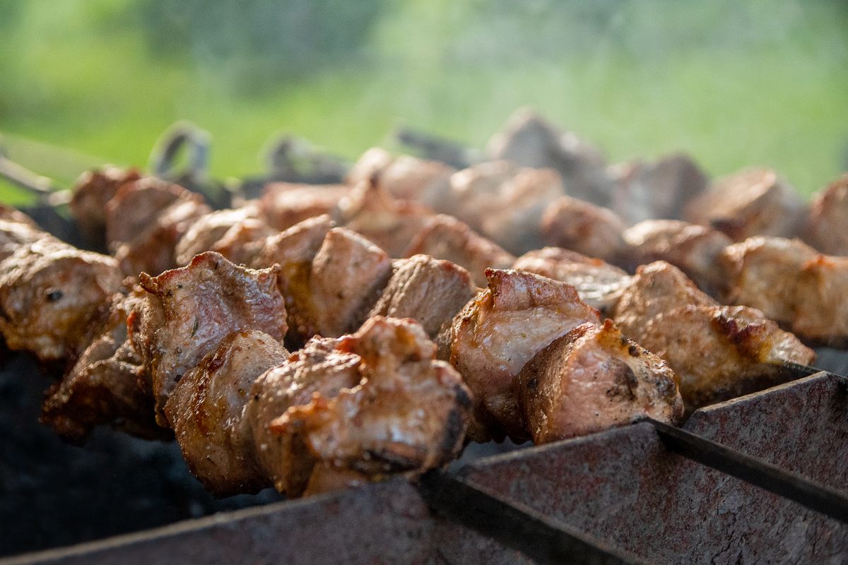 Varkensbuik op de kamado BBQ - gekaramelliseerde pork belly sliders