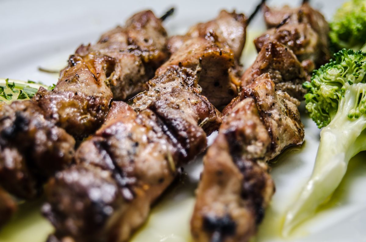 Lamsschouder low and slow op de kamado BBQ - mediterraan recept